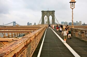 Why is the Brooklyn Bridge a must see
